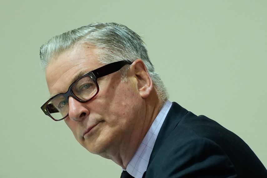 El actor estadounidense Alec Baldwin en el juicio en su contra por homicidio involuntario en Santa Fe, Nuevo México, durante la grabación de la película Rust.&nbsp;