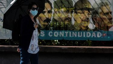 Mujer camina en Cuba.&nbsp;