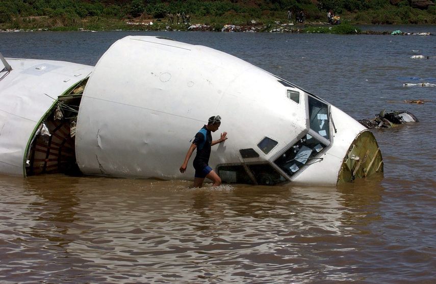 &nbsp;Los restos de un&nbsp;avión&nbsp;de carga de Ethiopian Airlines en el Lago Victoria que se estrelló poco después de despegar del aeropuerto internacional de Entebbe (Uganda)