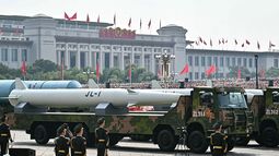 El misil balístico nuclear JL-1 de primera generación, lanzado desde un submarino, se ve durante un desfile militar que conmemora el 80.º aniversario de la victoria sobre Japón y el fin de la Segunda Guerra Mundial, en la plaza de Tiananmén de Pekín, el 3 de septiembre de 2025.&nbsp;