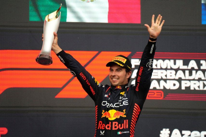 Sergio Pérez de Red Bull celebra en el podio su victoria en el Gran Premio de Azerbaiyán, el domingo 30 de abril de 2023, en Bakú.