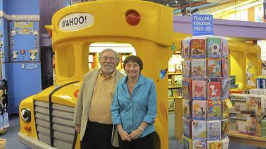 Esta foto del folleto proporcionada por Scholastic muestra a la autora Joanna Cole del libro de ciencia y aventura Magic School Bus, a la derecha, y al ilustrador Bruce Degen.&nbsp;