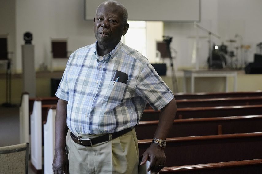 El pastor Jean Bilbalo Joint posa en la Iglesia Bautista Haitiana, 17 de agosto de 2021 en Boynton Beach, un suburbio del sur de Florida que tiene lazos profundos con Les Cayes, la población de Haití más afectada por el terremoto del 14 de agosto.&nbsp;