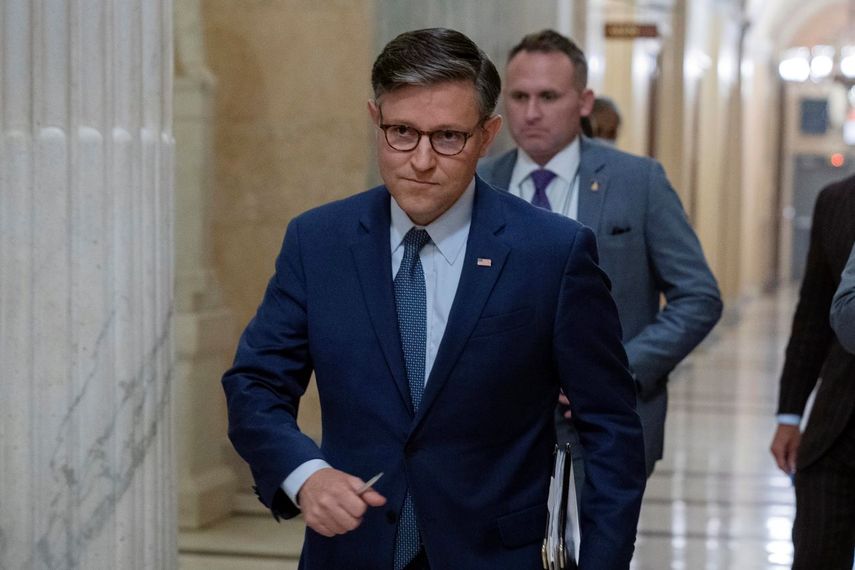 El presidente de la Cámara de Representantes, Mike Johnson, camina a una reunión en el Capitolio, Washington, el miércoles 11 de septiembre de 2024.&nbsp;