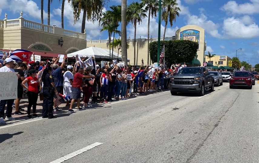 Residentes del sur de la Florida se lanzaron a las calles para manifestar su respaldo contra quienes este domingo protagonizaron una inédita protesta en La Habana.&nbsp;