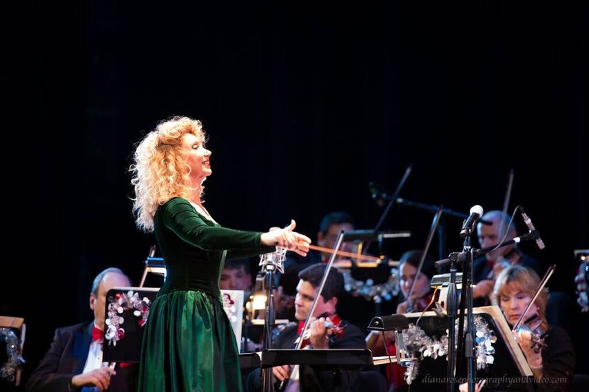 Marlene Urbay dirige la Orquesta de Cámara de Florida.&nbsp;
