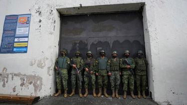 Militares hacen guardia en la entrada de la prisión de El Inca donde ocho presos fueron asesinados en un motín carcelario, de acuerdo con el comandante de la policía, Víctor Herrera, en Quito, Ecuador.
