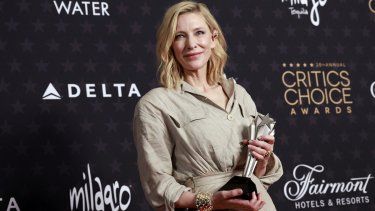 Cate Blanchett posa con su premio a la mejor actriz, por la película Tár, en los Critics Choice Awards 2023.