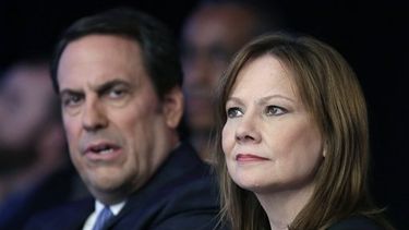En la gráfica: Mary Barra,  directora general de General Motors y Mark Reuss, vicepresidente ejecutivo de desarrollo global de productos (Foto: AP)