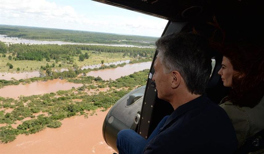 El presidente Mauricio Macri sobrevoló este domingo las zonas afectadas (EFE)