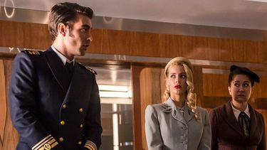 Además de las historias de los pasajeros, con sus amores, intrigas y mentiras, el viaje presenta un misterio por resolver: el asesinato de una pasajera.