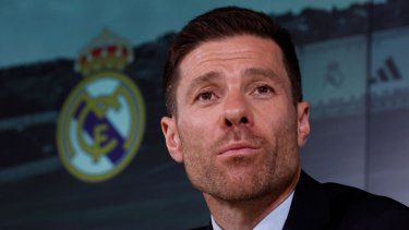 El entrenador del Real Madrid, Xabi Alonso, comparece en rueda de prensa durante su presentación oficial en la Ciudad Deportiva del Real Madrid en Valdebebas, cerca de Madrid, el 26 de mayo de 2025.