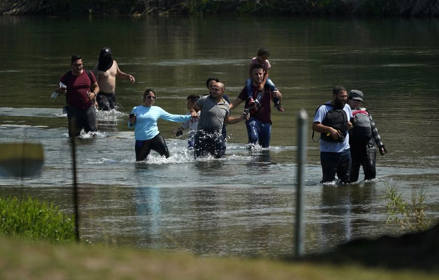 Un grupo de migrantes cruza el Río Bravo cerca de Del Río, Texas, EEUU.