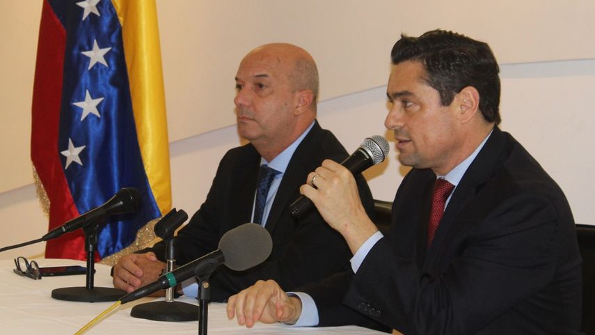 El embajador de Venezuela en EEUU, Carlos Vecchio (der.), junto al&nbsp;comisionado especial de Seguridad e Inteligencia de la Embajada de Venezuela, Iván Simonovis.