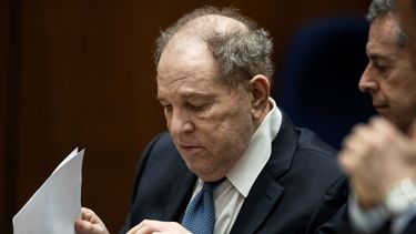 El exproductor de cine Harvey Weinstein interactúa con su abogado Mark Werksman en la corte del Centro de Justicia Penal Clara Shortridge Foltz en Los Ángeles, California, el 4 de octubre de 2022.