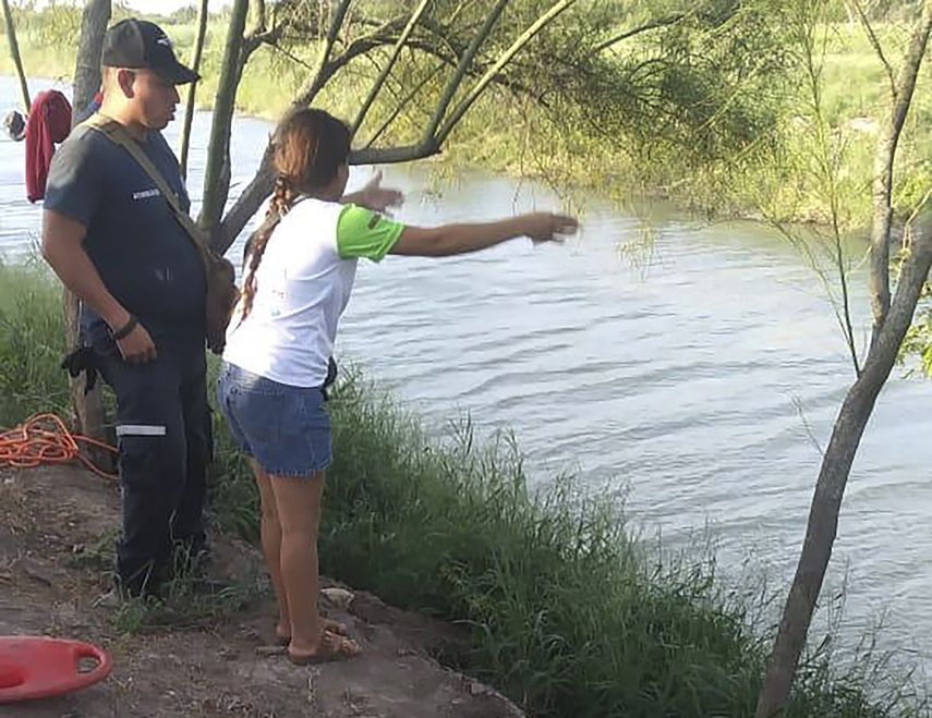 En esta imagen del domingo 23 de junio de 2019, Tania Vanessa Ávalos, de El Salvador, habla con las autoridades mexicanas después de que su esposo y su hija, de casi dos años de edad, fueran arrastrados por la corriente mientras intentaban cruzar el Río Bravo desde Matamoros, México, hacia Brownsville, Texas.
