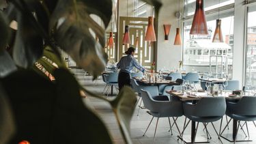 Mesera levanta una mesa