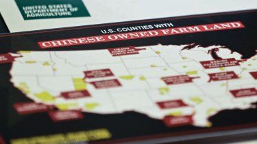 Un mapa de los condados de Estados Unidos con tierras agrícolas de propiedad china se observa mientras la secretaria de Agricultura, Brooke Rollins, está sentada durante una reunión del gabinete presidida por el presidente Donald Trump en la Sala del Gabinete de la Casa Blanca en Washington, DC, el 8 de julio de 2025.