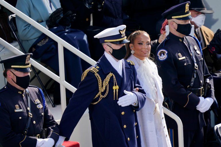 Jennifer López es acompañada a la toma de posesión del presidente electo de los Estados Unidos, Joe Biden, en el frente oeste del Capitolio de los Estados Unidos el 20 de enero de 2021 en Washington, DC. 