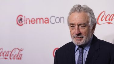 Robert De Niro llega a los premios Big Screen Achievement en la convención CinemaCon en el Caesars Palace, el jueves 28 de abril de 2022, en Las Vegas.