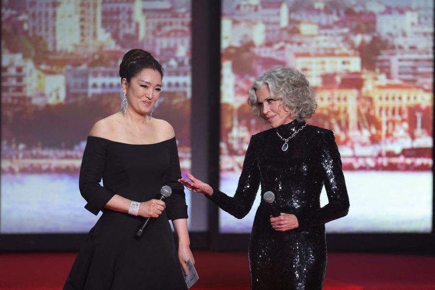 La actriz china Gong Li y la actriz estadounidense Jane Fonda hablan en el escenario durante la ceremonia de apertura y la proyección de la película La Venus electrique (El beso eléctrico) en la 79ª edición del Festival de Cine de Cannes en Cannes, al sur de Francia, el 12 de mayo de 2026.