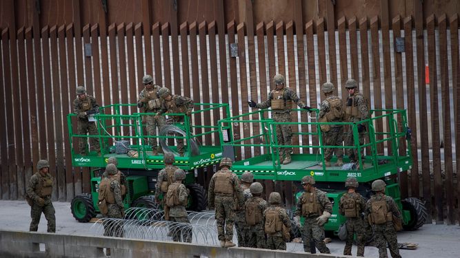 Militares estadounidenses trabajan en la valla fronteriza en San Diego.