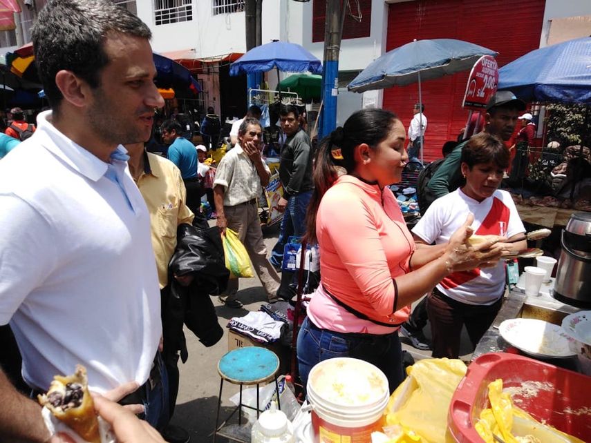 El embajador de Venezuela en Perú Carlos Scull recorre los lugar donde los venezolanos suelen trabajar en la economía informal en la Lima.&nbsp;