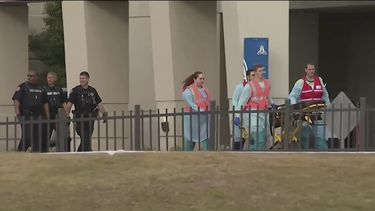 Esta imagen tomada de un video proporcionado por el canal WEAR-TV muestra a personal de emerencias cerca de la Base A&eacute;rea Naval en Pensacola, Florida, el viernes 6 de diciembre de 2019.