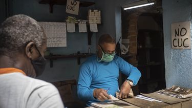 Carteles que dicen No CUC en referencia al peso convertible, cuelgan de las paredes de una tienda en La Habana, Cuba, el viernes 11 de diciembre de 2020.&nbsp;