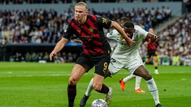 Erling Haaland (izquierda) del Manchester City pugna por el balón con Antonio Rudiger del Real Madrid en la semifinal de la Liga de Campeones, el martes 9 de mayo de 2023.&nbsp;
