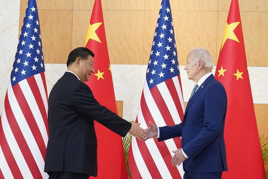 El presidente de Estados Unidos, Joe Biden, a la derecha, estrecha la mano del presidente de China, Xi Jinping, en una reunión en un aparte de la cumbre del G20, el lunes 14 de noviembre de 2022 en Nusa Dua, Bali, Indonesia.&nbsp;
