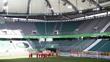 Los jugadores del Bayern M&uacute;nich celebran en un estadio desierto tras el partido contra Wolfsburgo por la Bundesliga en Wolfsburgo, el s&aacute;bado 27 de junio de 2020.&nbsp;