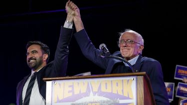 Los comunistas Zohran Mamdani, (izq.) el nuevo alcalde de Nueva York, y el senador federal, Bernie Sanders. 