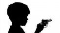 La imagen ilustra la silueta de un niño con un arma de fuego.