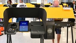 Californianos ejercen su voto en las elecciones primarias en un colegio electoral en Los Ángeles. Californianos ejercen su voto en las elecciones primarias en un colegio electoral en Los Ángeles.