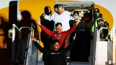 Migrantes venezolanos deportados de Estados Unidos bajan de un avión a su llegada al Aeropuerto Internacional Simón Bolívar en Maiquetía, Venezuela, el 28 de marzo de 2025.