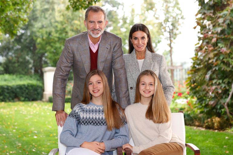 Esta fotografía de folleto tomada y publicada el 16 de diciembre de 2021 por la Casa Real de España, Casa Real, muestra a la Familia Real de España, el Rey Felipe VI de España (upL), la Reina Letizia de España (upR), la Princesa Sofía de España (L) y la Corona de España. 