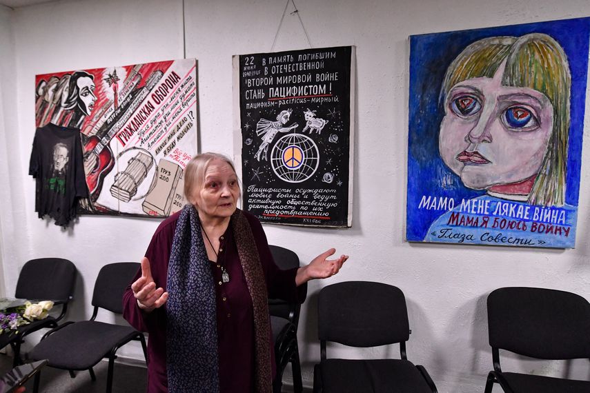 Yelena Osipova, la artista y activista de 77 años, inaugura su exposición de pinturas pacifistas en San Petersburgo el 31 de enero de 2023. La exposición estará abierta hasta el 24 de febrero.