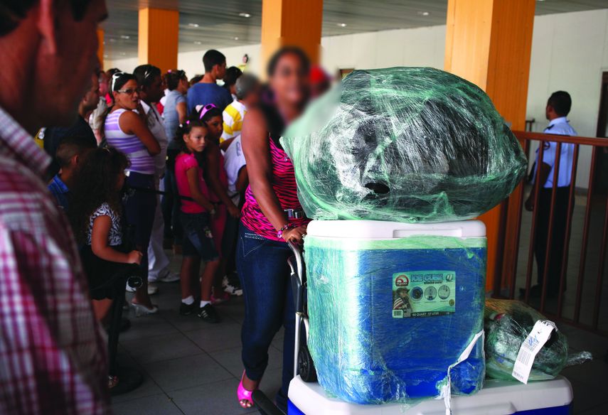 Una persona llega al aeropuerto José Martí de La Habana.