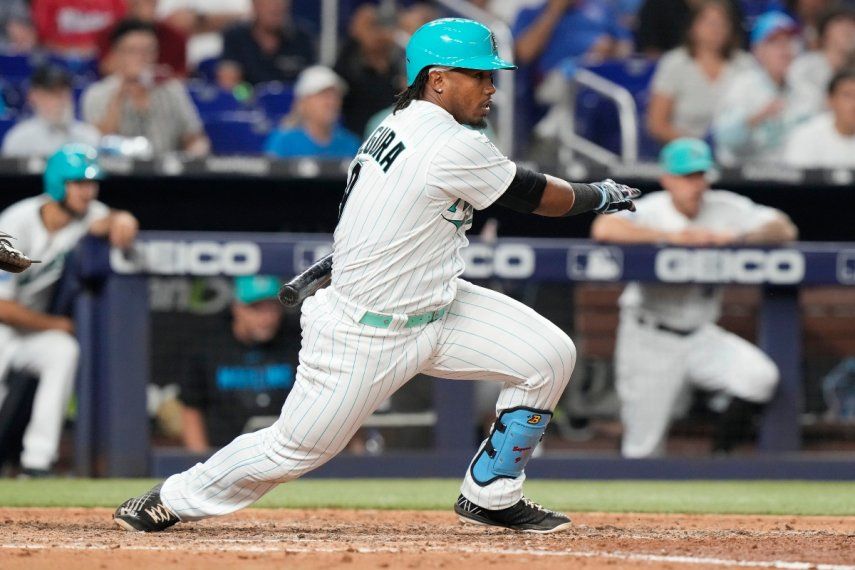 Jean Segura (9), de los Marlins de Miami, conecta un sencillo que impulsó la carrera de la victoria en la novena entrada del juego de béisbol en contra de los Cachorros de Chicago, el viernes 28 de abril de 2023.
