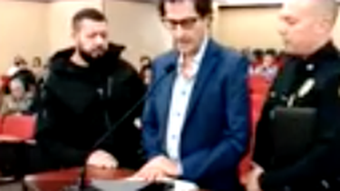 Agentes de la policía local se acercan a José Azze.