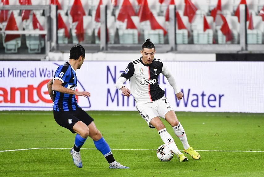 El portugu&eacute;s Cristiano Ronaldo, de la Juventus, hace una gambeta frente a Antonio Candreva, del Inter, el domingo 8 de marzo de 2020 en Tur&iacute;n.&nbsp;