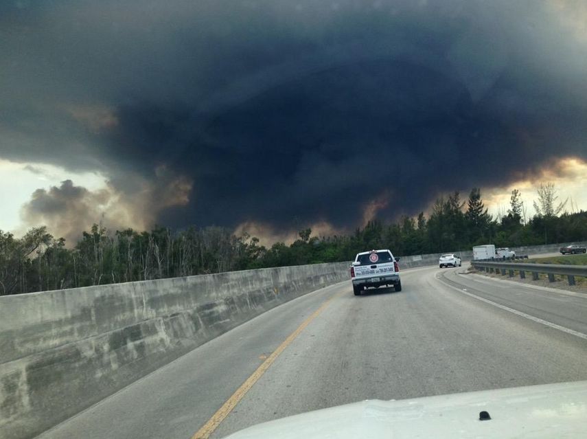 Se cree que las fuertes tormentas que pasaron por la zona después de las 3:30 de esta tarde fue lo que causó el incendio. (TWITTER)