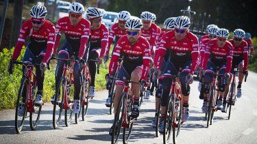 Varios ciclistas recorren la pista en una sesión de entrenamiento en Palma de Mallorca, España, el 13 de enero de 2017.