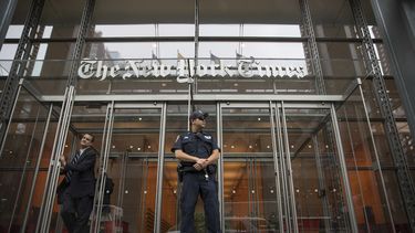 Fotografía de archivo del 28 de junio de 2018 de un policía fuera del edificio del diario The New York Times, en la ciudad de Nueva York.&nbsp;