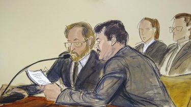 El Chapo lee un documento junto a un interprete, justo antes de ser condenado a cadena perpetua en una corte de Nueva York.