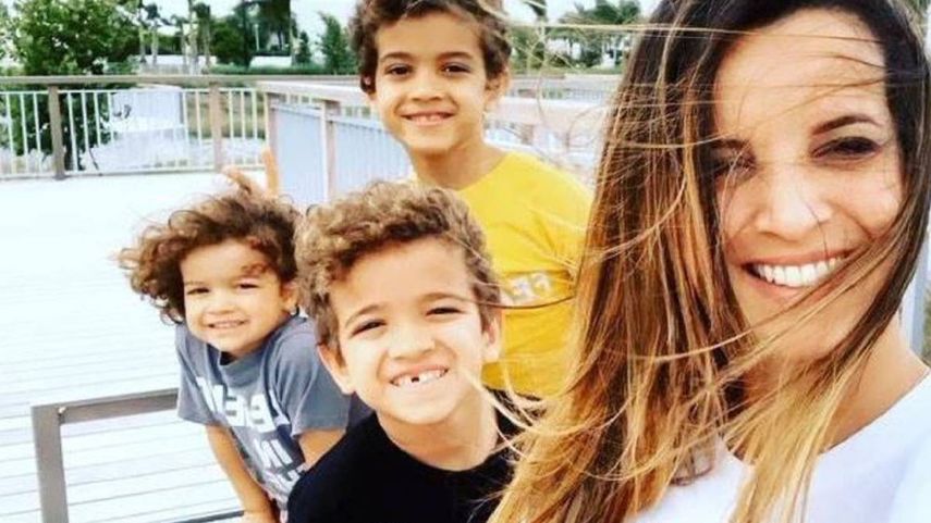 La ex pareja sentimental de Nacho, Inger Devera, en compañía de los tres hijos que tuvo con el cantante: Miguel, Santiago y Matías. 