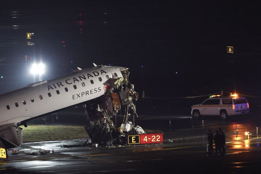 Un avión CRJ-900 de Air Canada Express permanece en la pista tras colisionar con un camión de bomberos de la Autoridad Portuaria en el aeropuerto LaGuardia de Nueva York, el 23 de marzo de 2026. El vuelo AC8646 de Air Canada Express, procedente de Montreal, colisionó con el camión de bomberos durante el aterrizaje.