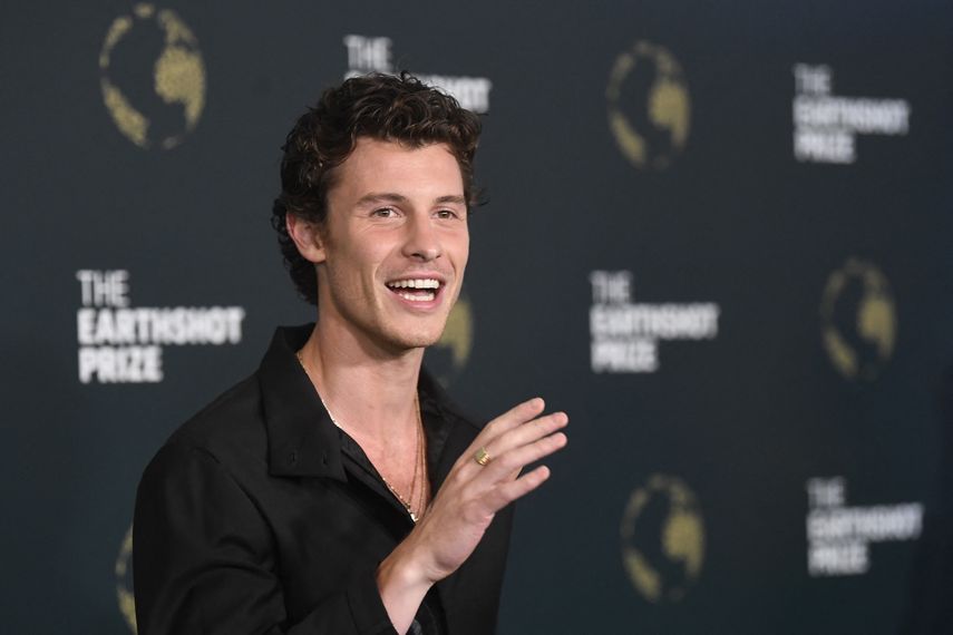 El cantante canadiense Shawn Mendes hace un gesto a su llegada a la ceremonia de entrega de premios Earthshot Prize 2025 en el Museo del Mañana en Río de Janeiro, Brasil, el 5 de noviembre de 2025.