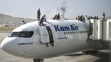 Los afganos se suben a un avión mientras esperan en el aeropuerto de Kabul&nbsp; el 16 de agosto de 2021.&nbsp;